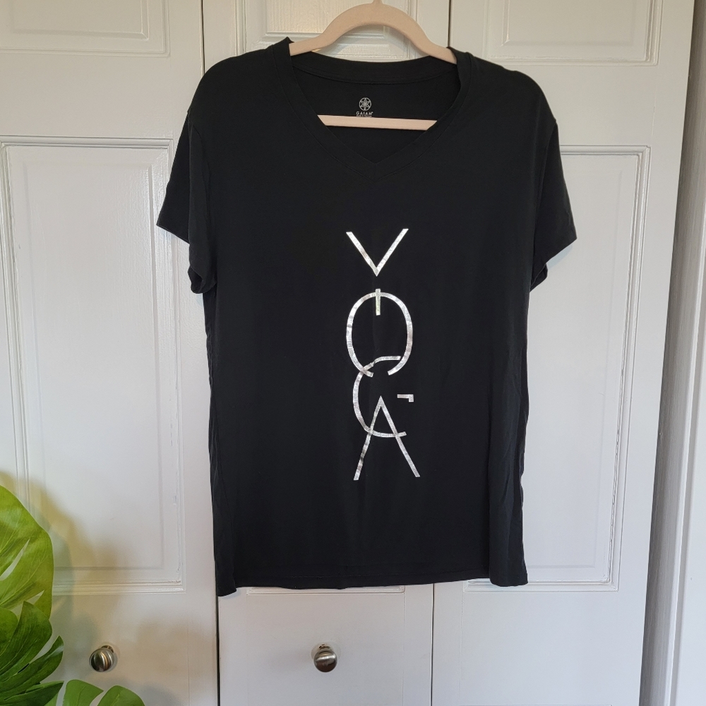 Gaiam Yoga Decal Black V-Neck Tee Size Extra Small